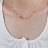 Nerea - Delicate chain necklace with curved bar and single pearl embellishment