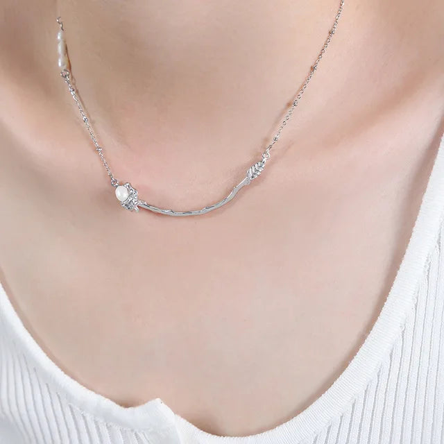 Nerea - Delicate chain necklace with curved bar and single pearl embellishment