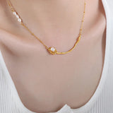 Nerea - Delicate chain necklace with curved bar and single pearl embellishment